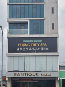다낭 마사지샵에서 편안하게 마사지를 받으며 휴식을 즐기는 여행객